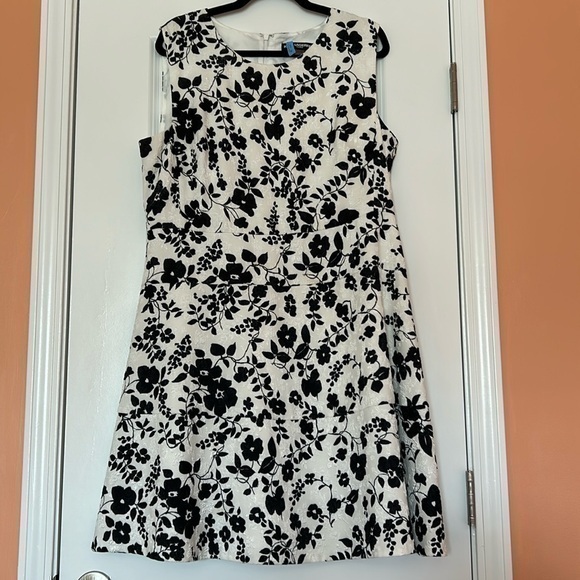 Karl Lagerfeld Dresses & Skirts - EUC Karl Lagerfeld Black and White Sleeveless Floral Dress